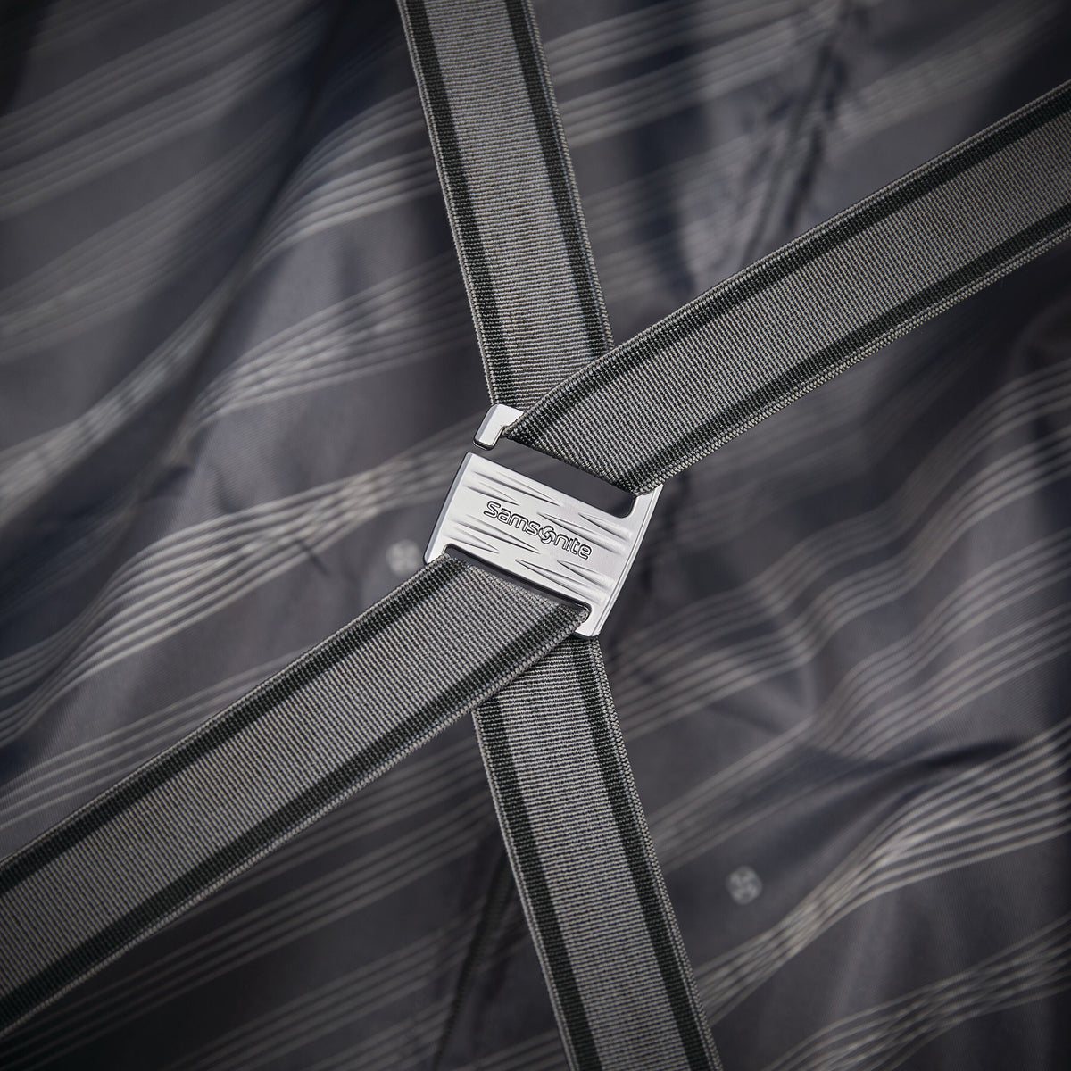Samsonite Voltage DLX Spinner Large in the color Black.