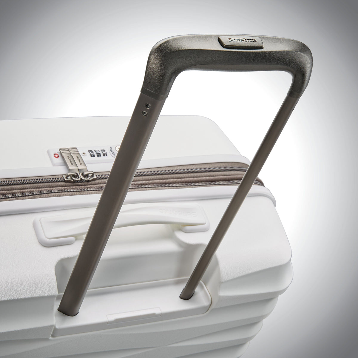 Samsonite Voltage DLX Spinner Large in the color White.