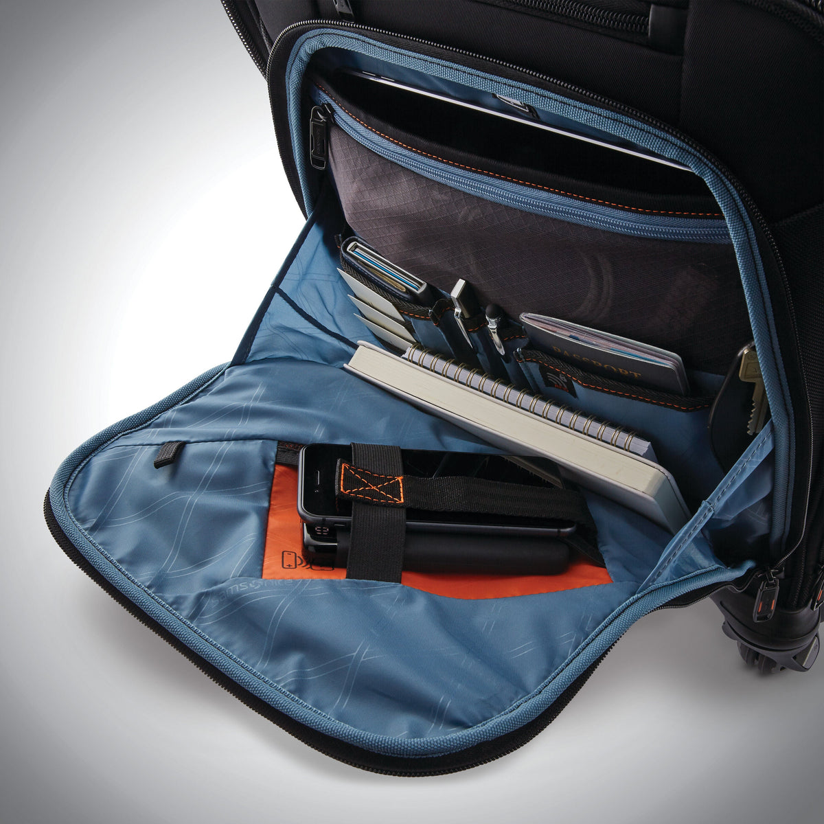 Samsonite Pro Vertical Spinner Mobile Office in the color Black.