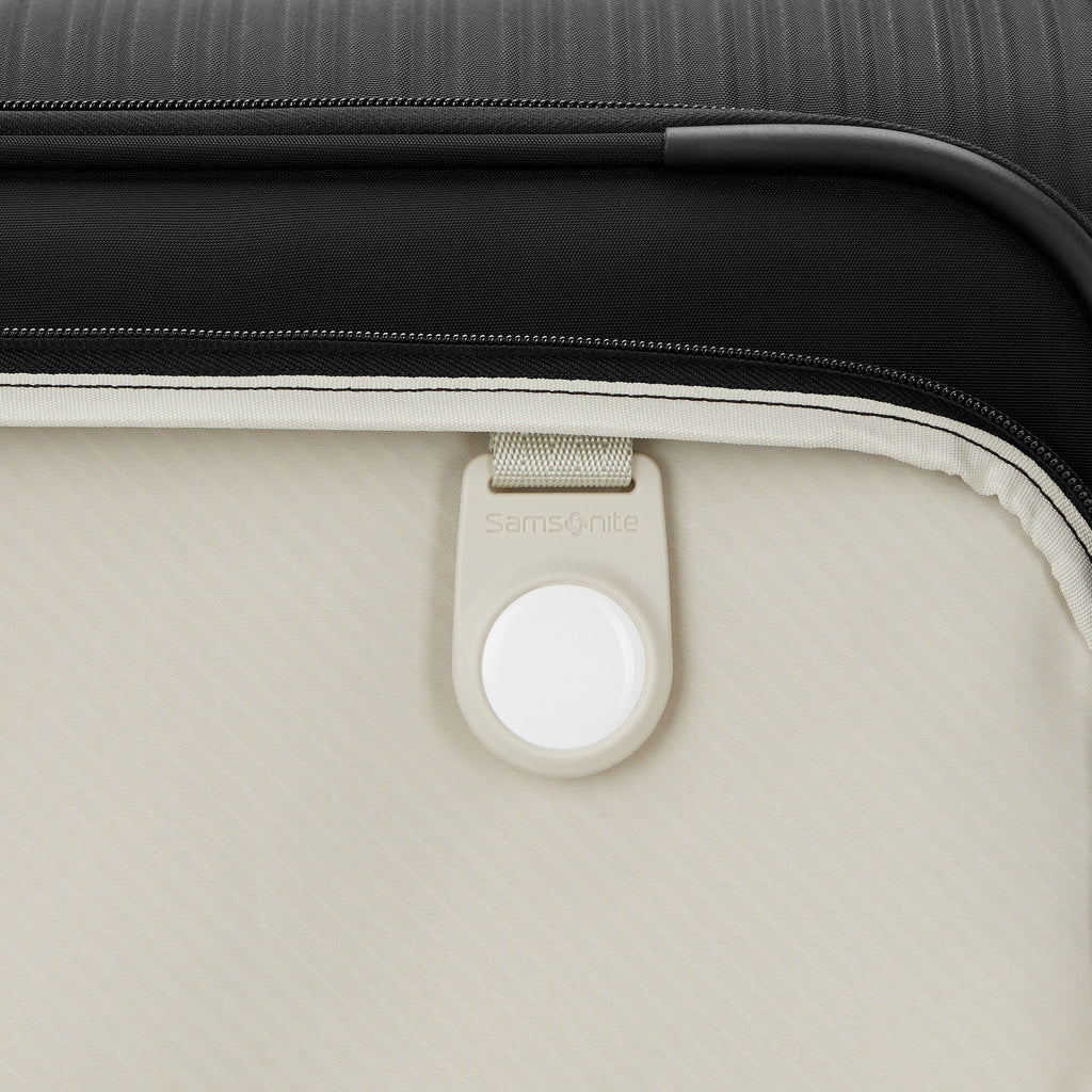 Samsonite Silhouette 18 Spinner Garment Bag in the color Black.