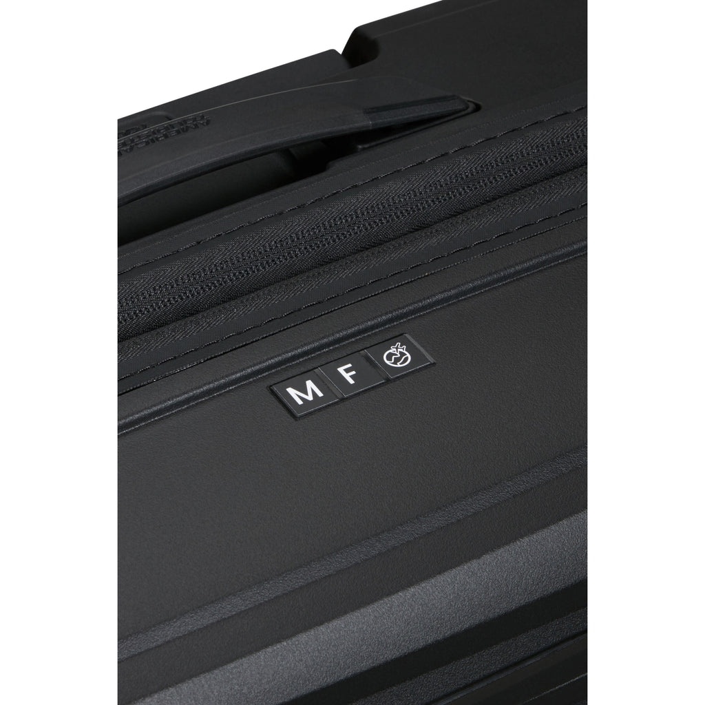 American Tourister FastForward Spinner Carry-On™ in the color Flash Black.