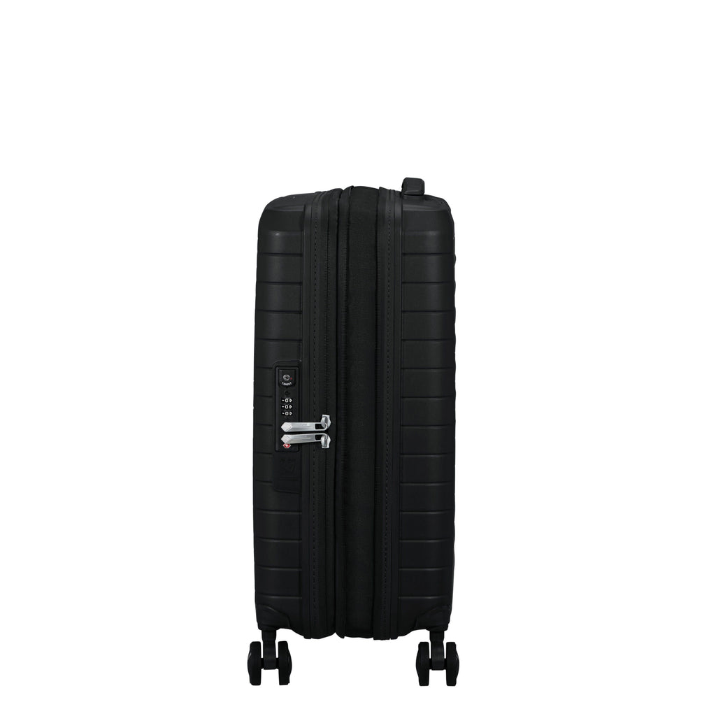 American Tourister FastForward Spinner Carry-On™ in the color Flash Black.