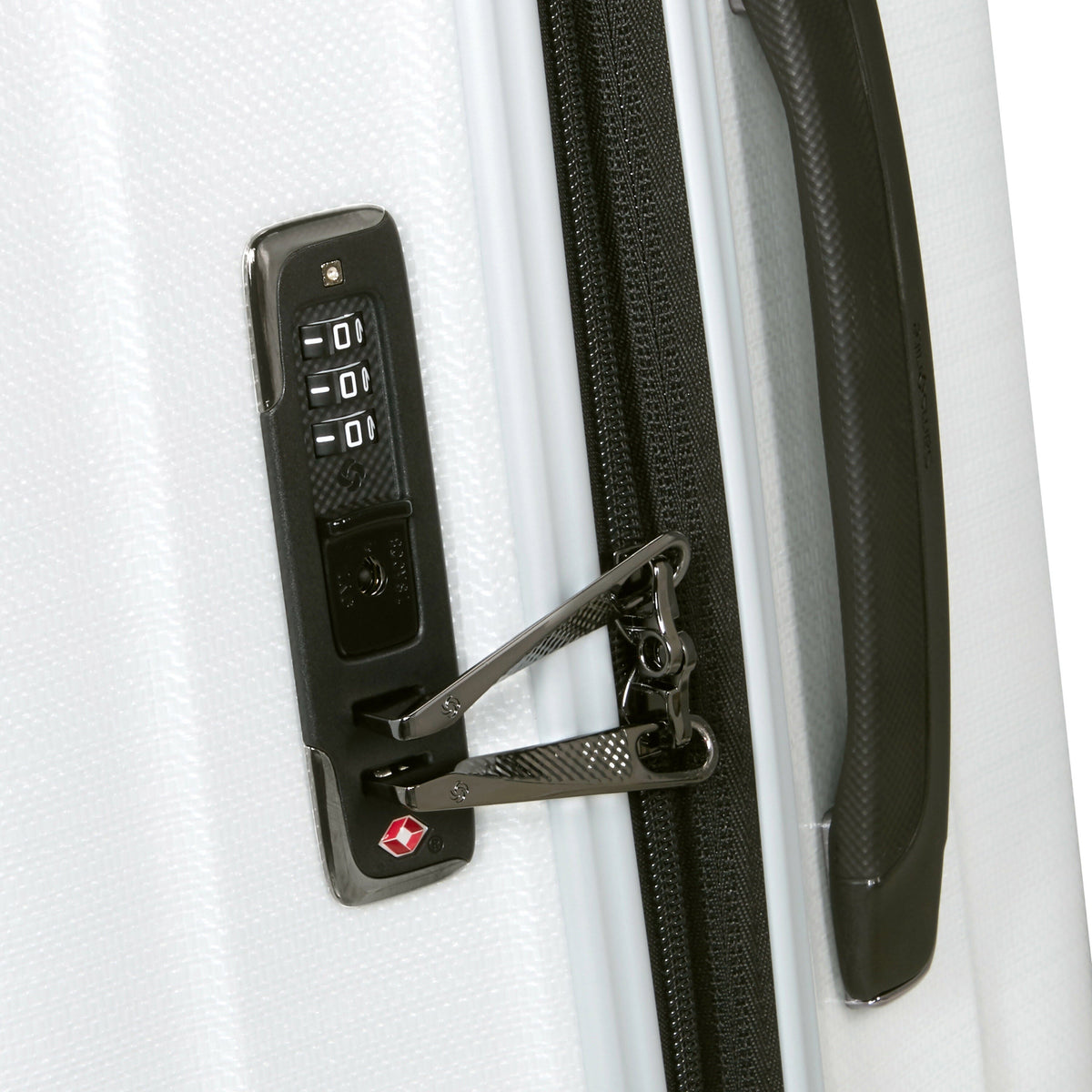 Samsonite Nexis Spinner Large (28) in the color Cotton White.