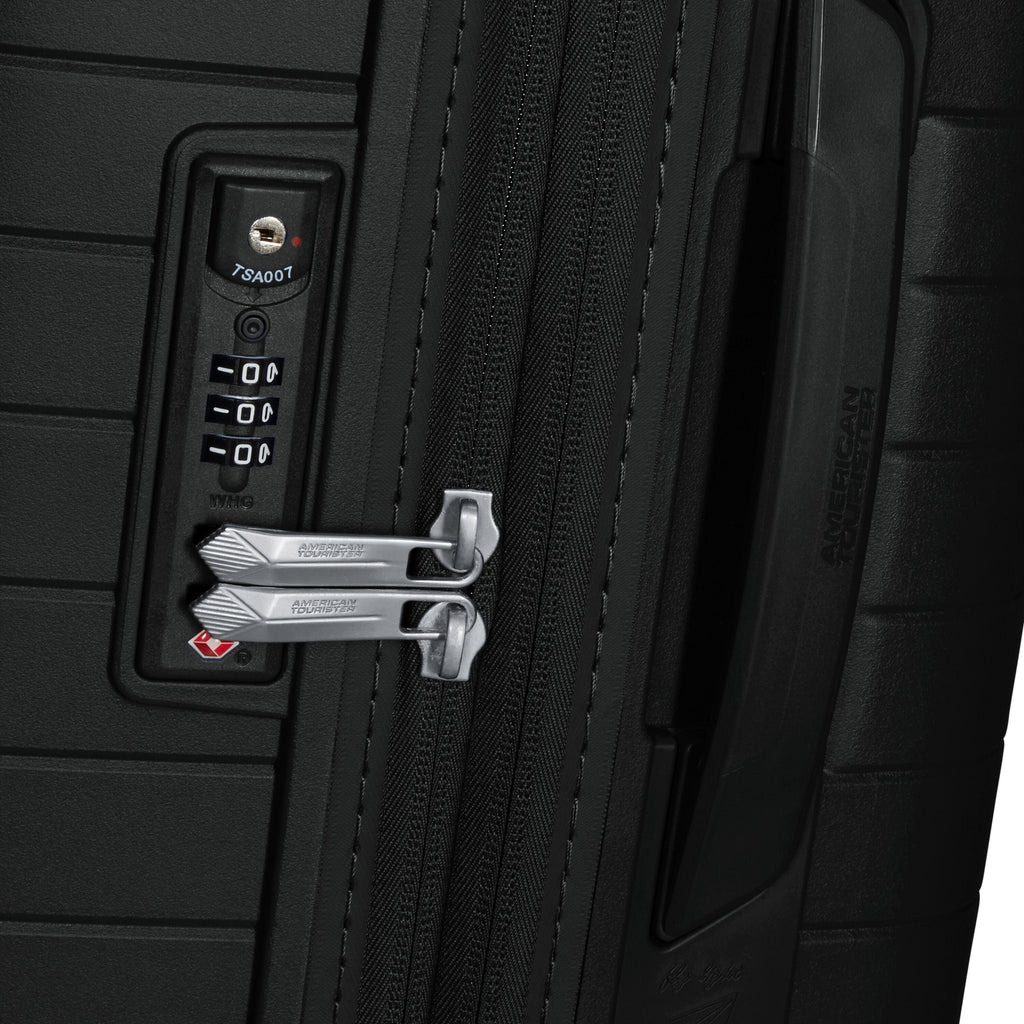 American Tourister FastForward Spinner Carry-On™ in the color Flash Black.